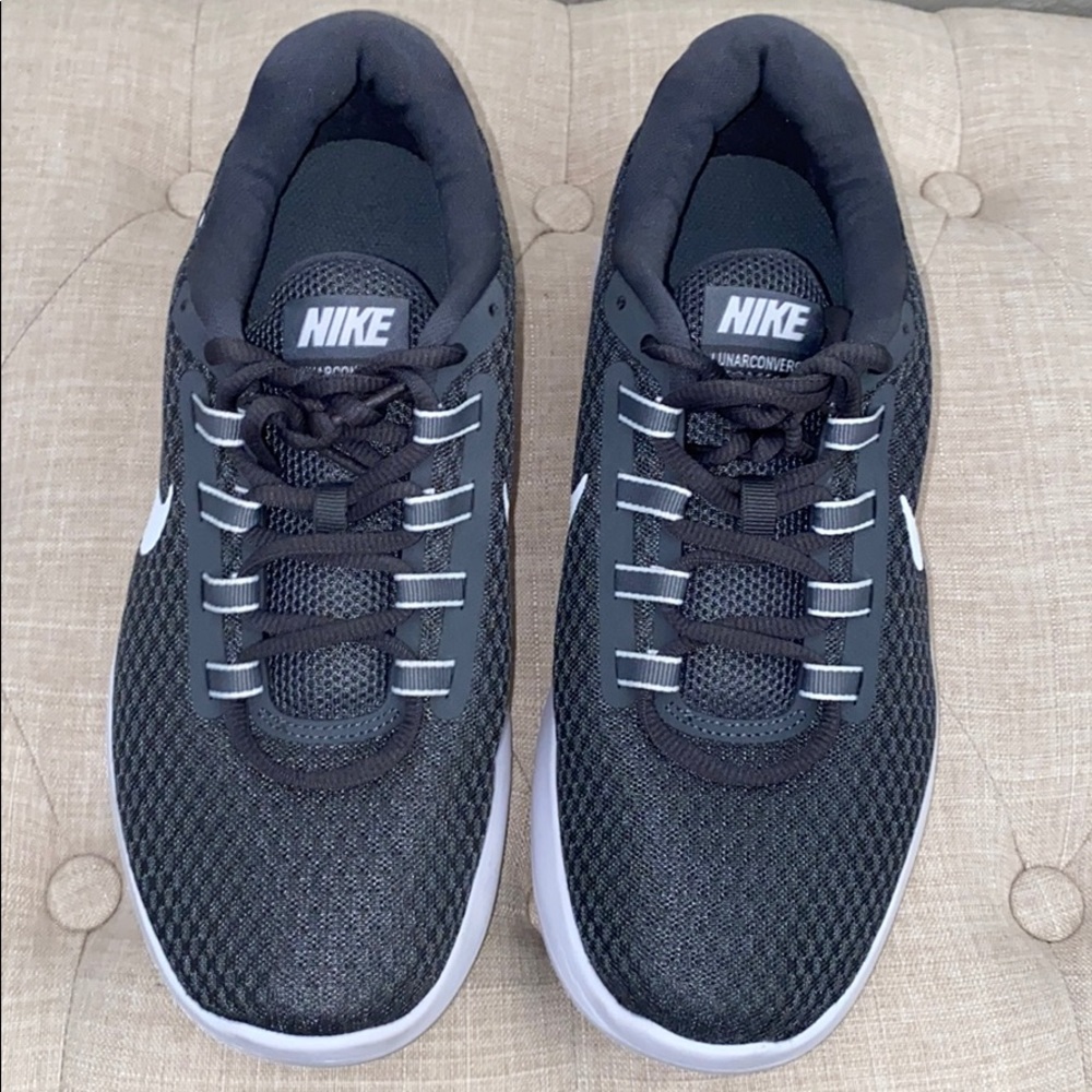 Women’s Nike’s - Picture 2 of 6